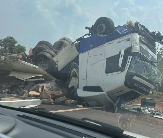 Caminh&atilde;o se envolve em acidente com carro, capota e fica com as rodas para cima