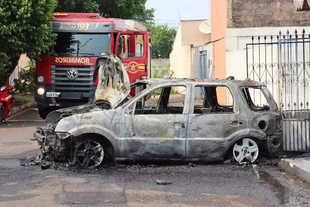 Carro pega fogo e motorista tem queimaduras leves no Aero Rancho