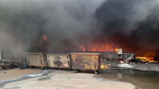 Local do incêndio foi isolado pelo Corpo de Bombeiros Militar. (Foto: Rafael Oliveira/Rádio Caçula)