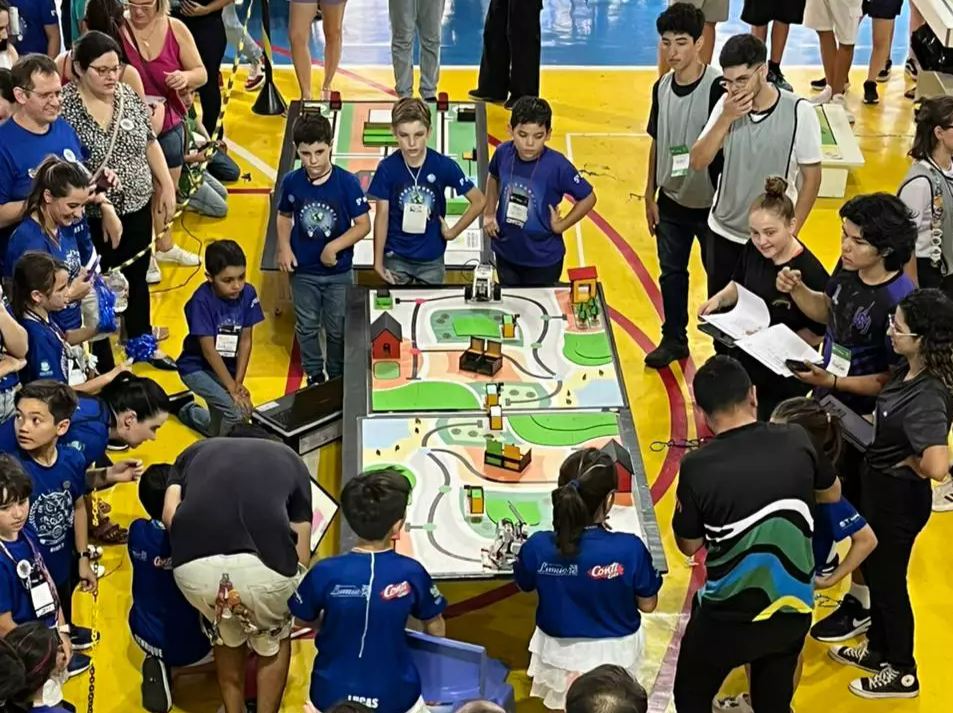 Mais de 100 alunos criam robôs para desafios globais em torneio