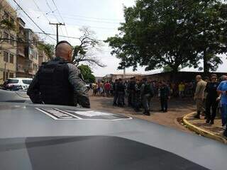 Movimentação de policiais militares, bombeiros e policiais penas no local (Foto: Ana Beatriz Rodrigues)