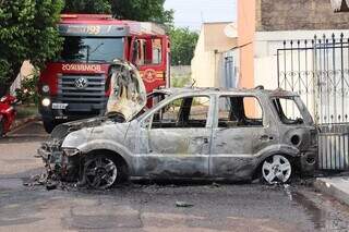 Carro ficou completamente destruído após pegar fogo (Foto: Osmar Daniel)