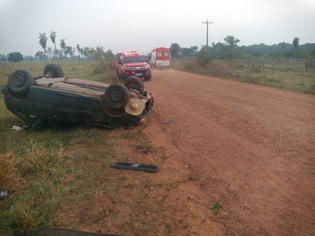 Motorista perde controle da dire&ccedil;&atilde;o e capota carro em estrada vicinal