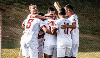 Jogadores da Portuguesa comemoram vitória diante do Náutico, em Campo Grande. (Foto: Reprodução/Instagram)