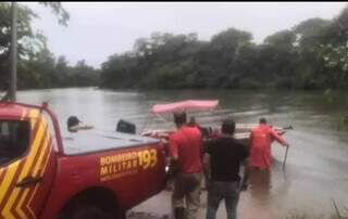 Militares do Corpo de Bombeiros usando barco para procurar pelo homem no rio (Foto: Reprodução/Ribas Ordinário)