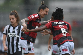Darlene e Cris comemoram gol da vitória. (Foto: Paula Reis/Flamengo)