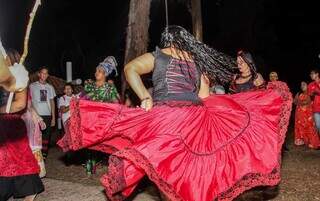 Noite foi composta por danças e cantos da umbanda, (Foto: Juliano Almeida)