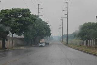 Após breve chuva, asfalto da Avenida Tamandaré fica molhado, mas céu segue com fumaça espessa (Foto: Paulo Francis)