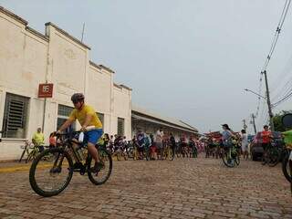 Passeio começou em frente à Esplanada Ferroviária com concentração dos ciclistas. (Foto: Aletheya Alves)