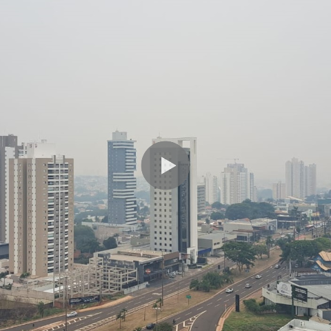 Fuma&ccedil;a de inc&ecirc;ndios no Pantanal encobre c&eacute;u em diversos bairros da Capital