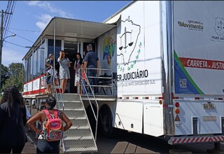 Pessoas durante fila de atendimento na Carreta da Justiça do TJMS (Foto: Divulgação)