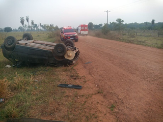 Veículo capotou na MS-170, trecho distante a 30km da zona urbana de Aquidauana. (Foto: Reprodução/CBMMS)