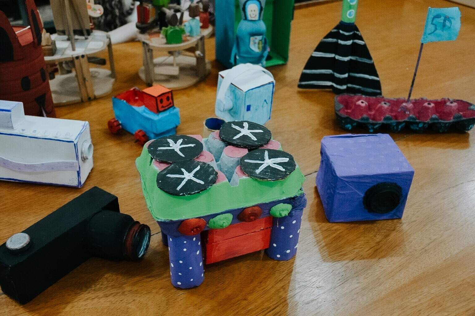 BRINQUEDOS COM CAIXAS DE PAPELÃO  Como fazer um jogo, Jogo de dama,  Tampinhas