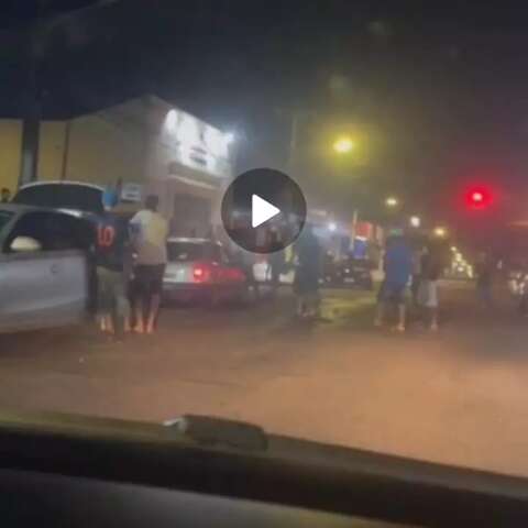 Grupo &eacute; filmado durante pancadaria em conveni&ecirc;ncia no Aero Rancho 