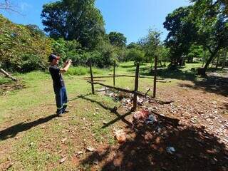 Pesquisador tira foto de estrutura de &#34;caixa corta-fogo&#34; em região do Pantanal (Foto: Divulgação)