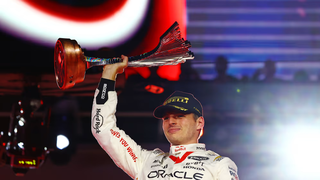 Max Verstappen com o troféu da corrida, realizada em Las Vegas (EUA). (Foto: Reprodução/@F1 no X)