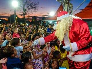 Papai Noel alegrando a criançada nos bairros no ano passado. (Foto: PMCG)