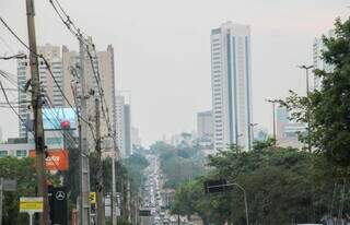 Nos altos da Avenida Afonso Pena é possível ver densa camada de fumaça sobre a Capital e carros de farol ligado em período diurno (Foto: Juliano Almeida)