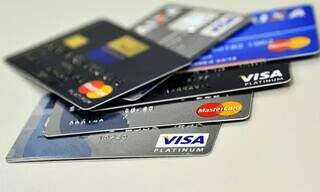 Cartões de crédito em cima de mesa (Foto: Agência Brasil/Reprodução)