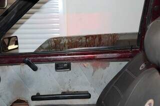 Sangue da vítima no carro que ela estava quando foi morta. (Foto: Osmar Daniel)