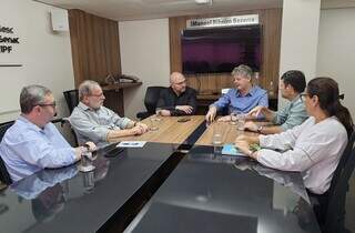 Reunião para alinhar últimos detalhes da oferta de curso (Foto: Divulgação/Governo de MS)