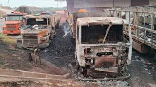 Carretas estacionadas ficaram destruídas em incêndio (Foto: Diário Corumbaense)