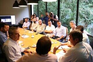 Grupo de prefeitos repassou demandas relacionadas à Lei do Pantanal para o gestor tucano. (Foto: Álvaro Rezende)