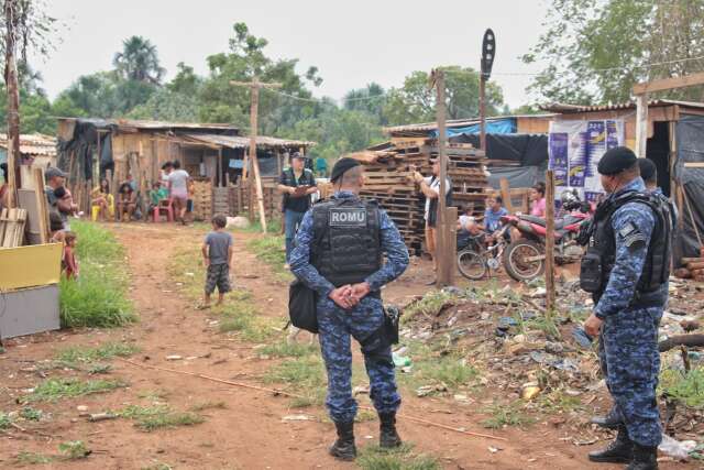 Fam&iacute;lias recebem ordem para deixar &aacute;rea e temem falta de moradia