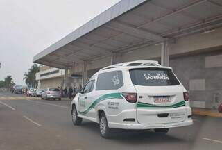Carro da funerária saindo com corpo de Ana Clara do aeroporto de Campo Grande (Foto: Paulo Francis)