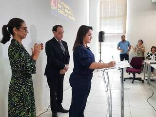 Prefeita Adriane Lopes durante assinatura dos termos (Foto: Geniffer Valeriano)