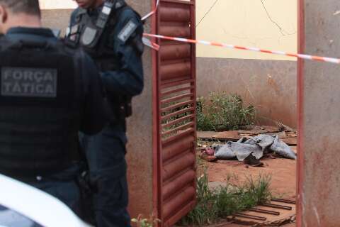 Homem &eacute; encontrado morto, com faca cravada no peito em casa abandonada