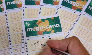 Volante da Mega-Sena preenchido com números a serem apostados. (Foto: Arquivo/Agência Brasil)
