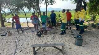 Equipe do IHP conversa com ribeirinhos no Pantanal de MS (Foto: Divulgação/IHP)