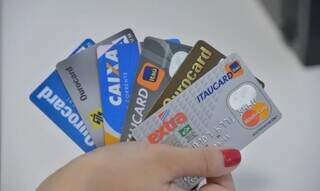 Mulher segurando cartões de crédito (Foto: Arquivo/Agência Brasil)