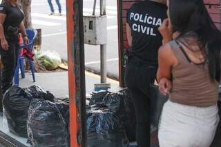 Barraca com produtos confiscados em operação nesta terça-feira (Foto: Marcos Maluf)
