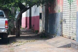 Calçada de residência onde crime ocorreu no bairro Amambaí (Foto: Marcos Maluf)
