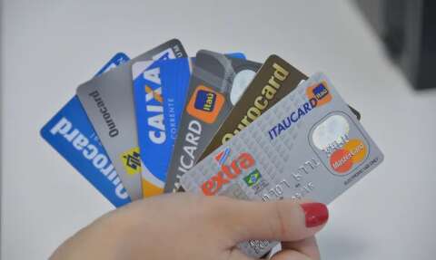 Cartão de crédito é o maior "vilão" das contas, dizem 61% dos leitores