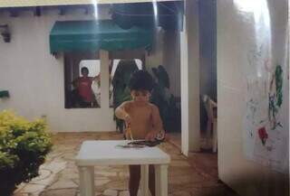 Pedro na infância pintando na casa da mãe (Foto: Arquivo pessoal)