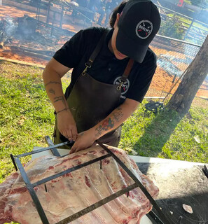 Preparo de costela bovina em torneio de carnes (Foto: Arquivo pessoal)