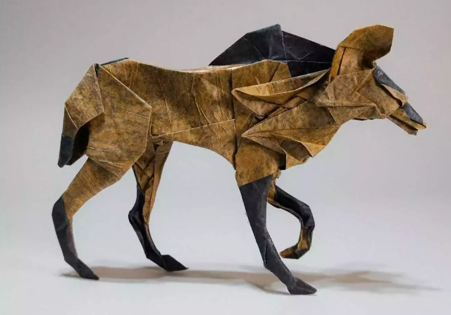 Pedro leva origami a s&eacute;rio e cria personagens surreais com papel