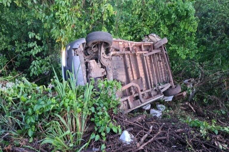 Motorista que voltava do interior de SP capota na BR-277