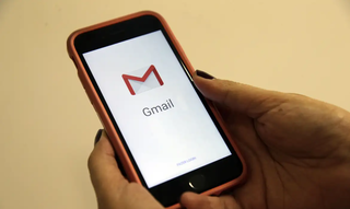 Repórter acessa o Gmail, plataforma de envio de e-mails do Google, pelo celular. (Foto: Antônio Cruz/Agência Brasil)