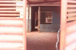 Portão que dá acesso ao cômodo onde vítima foi assassinada (Foto: Marcos Maluf)