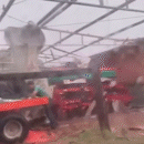 Tornado arranca cobertura inteira de barracão de fazenda