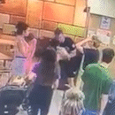 Bombeiro de folga salva bebê engasgado em fila de fast-food; fica o alerta