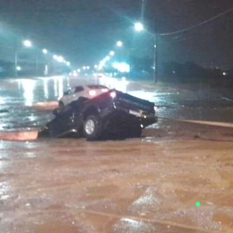 Caminhonete despenca em cratera gigante aberta durante &uacute;ltimo temporal 