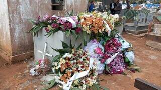 Coroas de flores no cemitério onde a jovem foi sepultada (Foto: Sidney Assis)