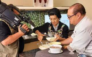Em um programa de televisão ensinando receitas típicas de Okinawa (Foto: Divulgação/Associação Okinawa)