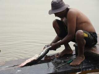 Pescador artesanal em Corumbá, no Pantanal de Mato Grosso do Sul (Foto: Jean Fernandes/ECOA)