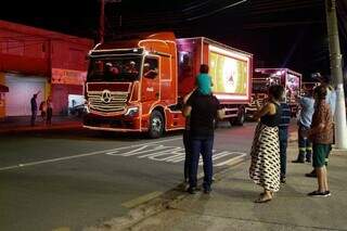 Moradores na calçada esperando o caminhão passar em 2022 (Foto: Alex Machado/Arquivo)